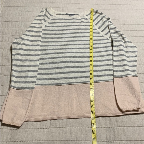 Vince Women’s Stripe Gray Cream Medium Crewneck Pullover Cashmere Sweater - Picture 9 of 9